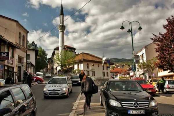 В Босна и Херцеговина има регламент, специално насочен към начинаещите шофьори. Лицата на възраст под 23 години, които притежават шофьорска книжка по-малко от 12 месеца, подлежат на забрана за шофиране през нощта между 23 и 5 ч. Освен това всички шофьори в Босна и Херцеговина, независимо от възрастта, трябва да имат въже за теглене.